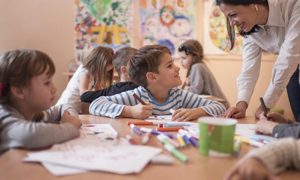 Ngoài các bài học trên lớp, làm sao để dạy các giá trị cho con?